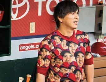 大谷翔平Tシャツを着ている水原一平の画像
