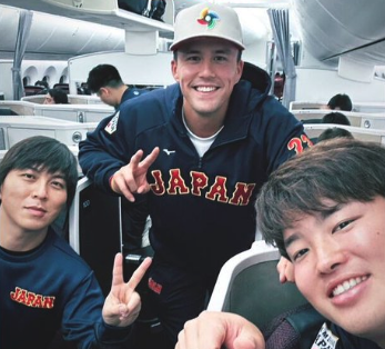 ヌートバーと村上宗隆と水原一平がピースしている画像