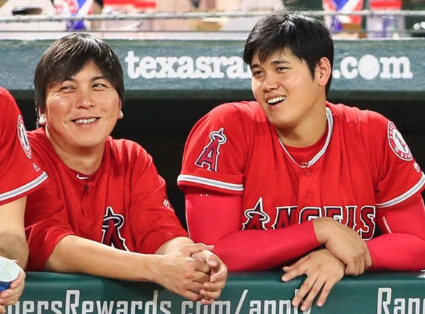大谷翔平と水原一平がベンチにいる画像