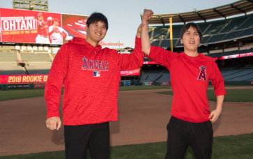 大谷翔平を水原一平が手を繋いであげている画像