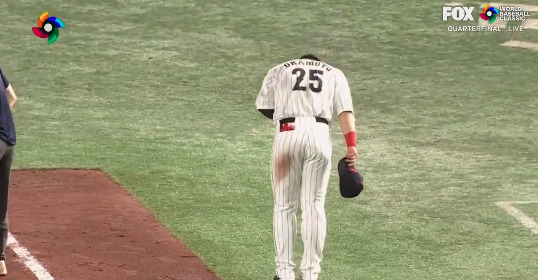 岡本和真がWBCで観客にお辞儀をしている画像