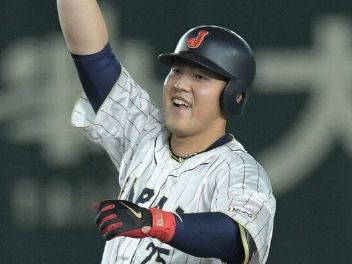岡本和真が腕をあげて喜んでいる画像