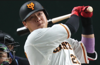 岡本和真がバッティングしている画像