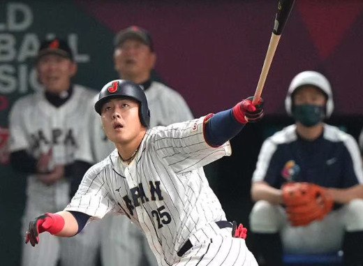 岡本和真がWBCでホームランを打った直後のボールを見ている画像