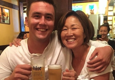 ヌートバーと母久美子さんが肩を組んでビールを持っている画像