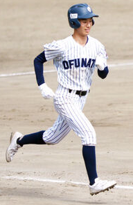 岩手県大会に出場している佐々木怜希が走っている画像