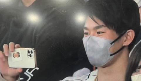 WBCを観戦している佐々木朗希の弟の画像