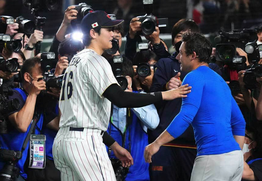 大谷翔平とフレッチャーが称え合っている画像