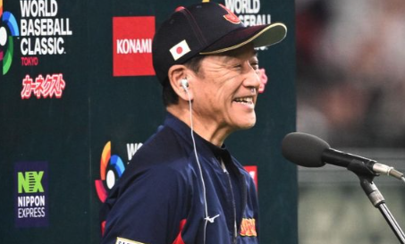 wbcでインタビューに答えている栗山監督