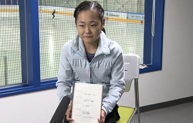 島田麻央が目標を書いたノートを見せている画像