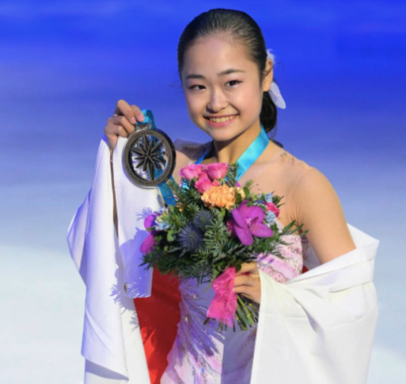 島田麻央がメダルを持っている画像