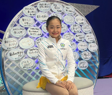 キスアンドクライで座っている島田麻央の画像