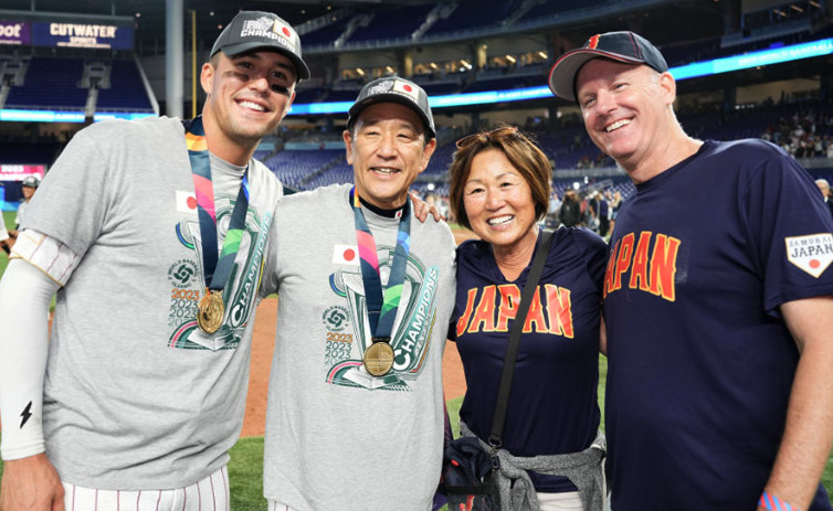 ヌートバー家族と栗山監督がWBC後の記念撮影画像