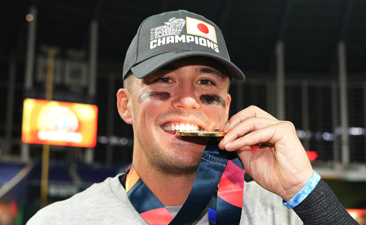 ヌートバーが金メダルをかじっている画像