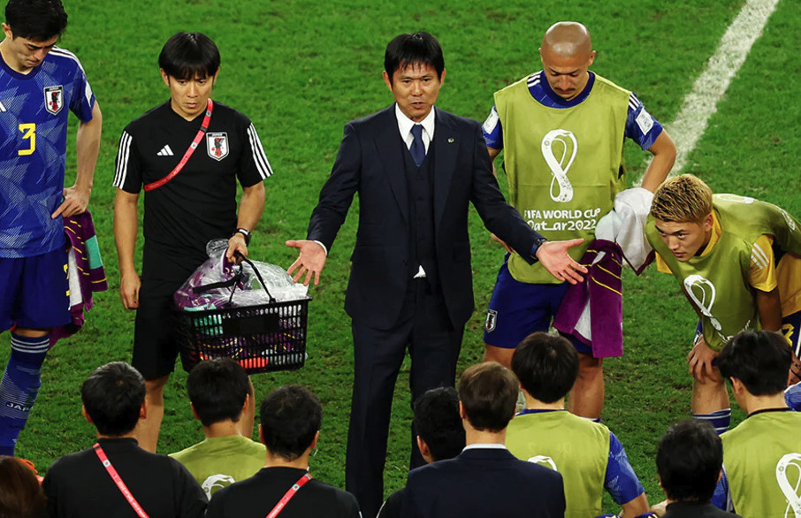 森保監督がピッチで選手に話しかけている画像