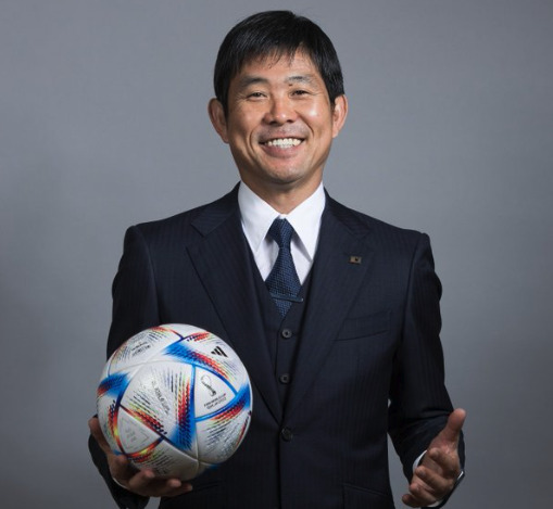 森保監督がサッカーボールを持っている画像