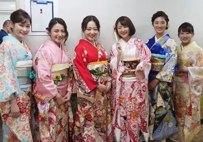 日テレアナウンサーが着物をきて並んでいる画像