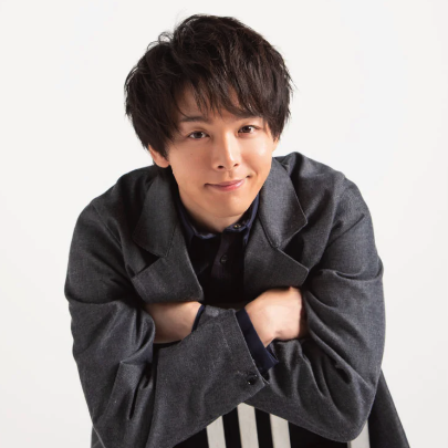 中村倫也が椅子に座っている画像