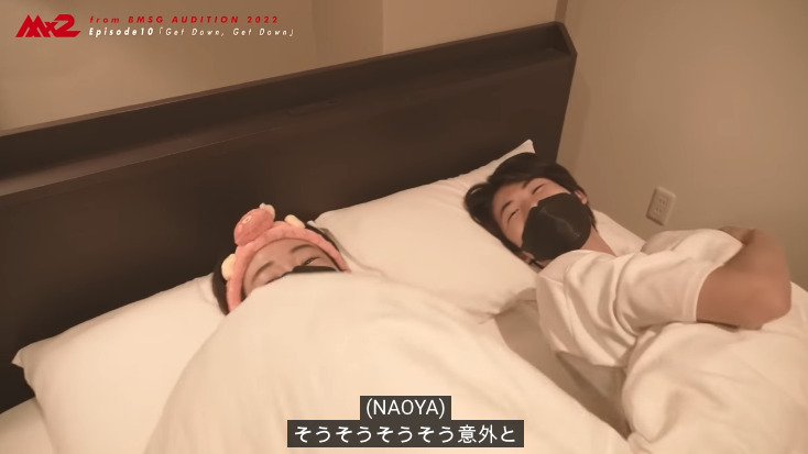 MAZZELのNAOYAとHAYATOが同じベッドで寝ている画像