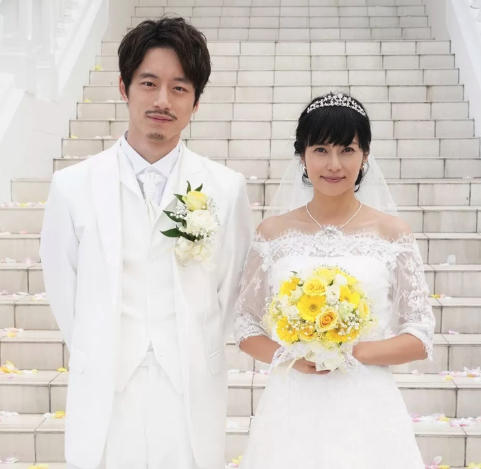 坂口健太郎と柴崎コウのタキシードとウェディングドレスの画像