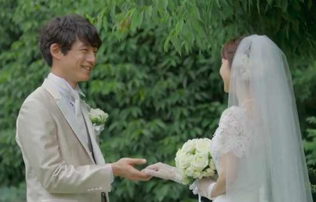 坂口健太郎と大島優子のタキシードとウェディングドレスの画像