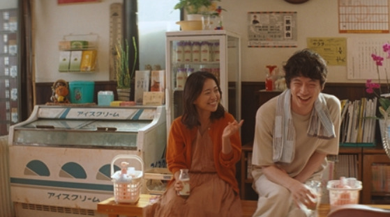 大島優子と坂口健太郎がミノンのCMに出演している画像