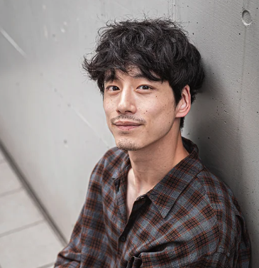 坂口健太郎が少し微笑んでいる画像