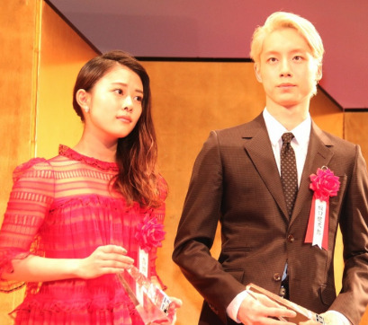 坂口健太郎と高畑充希の画像