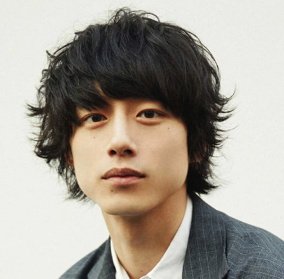 坂口健太郎の顔UP画像