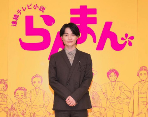 朝ドラらんまんのビジュアルを背景に立っている神木隆之介の画像