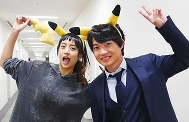 山本美月と神木隆之介がピカチュウの耳をつけてピースしている画像