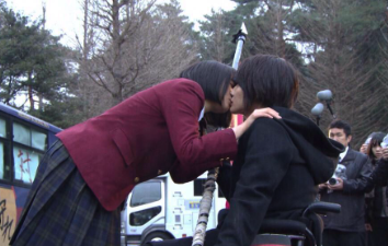 広瀬すずと神木隆之介が劇中でキスしている画像