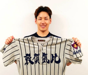 敦賀気比高校の野球ユニフォームを持つ吉田正尚選手の画像