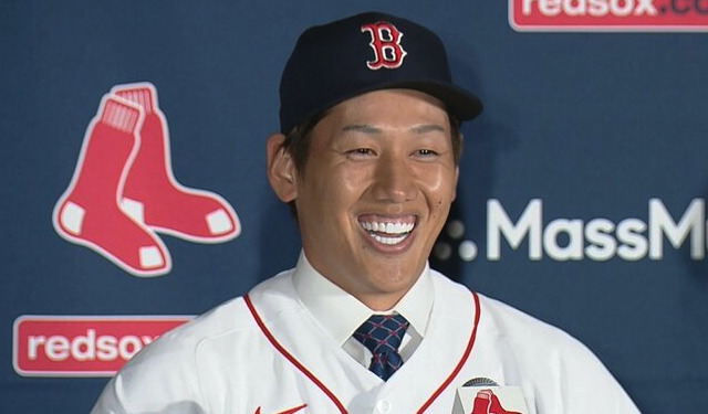 吉田正尚がレッドソックスのキャップをかぶっている画像