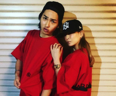浜崎あゆみと荒木駿平が共に赤いtシャツを着ている画像