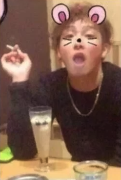 荒木駿平がタバコをふかしている画像