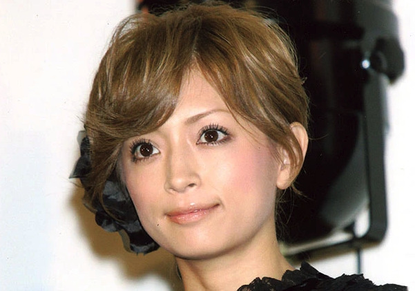 浜崎あゆみの顔のUP画像
