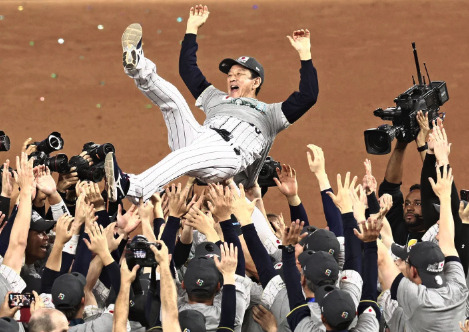 WBC優勝で胴上げされる栗山監督の画像