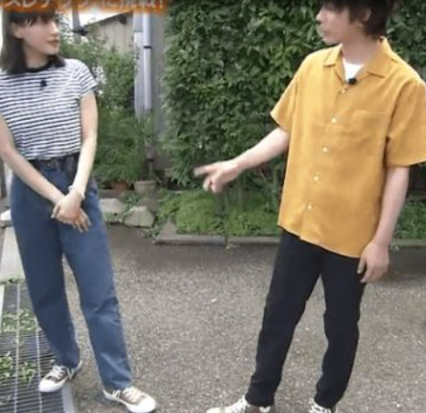 ぴったんこカンカンのロケで共演している綾瀬はるかと佐藤健の画像