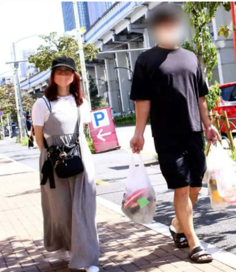 新井恵理那と旦那が歩いている画像