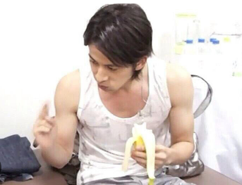 バナナを食べているマッチョな岡田准一の画像