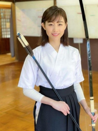 弓道着姿の新井恵理那の画像