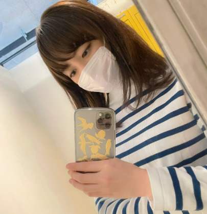 スマホで自撮りしている新井恵理那の画像