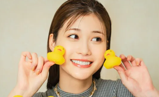 アヒルと持っているめるるの画像