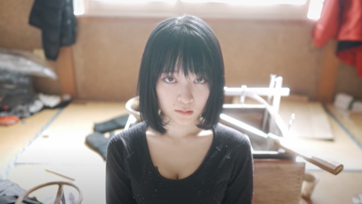 りんの田舎暮らしのりんの三白眼に見つめられる画像