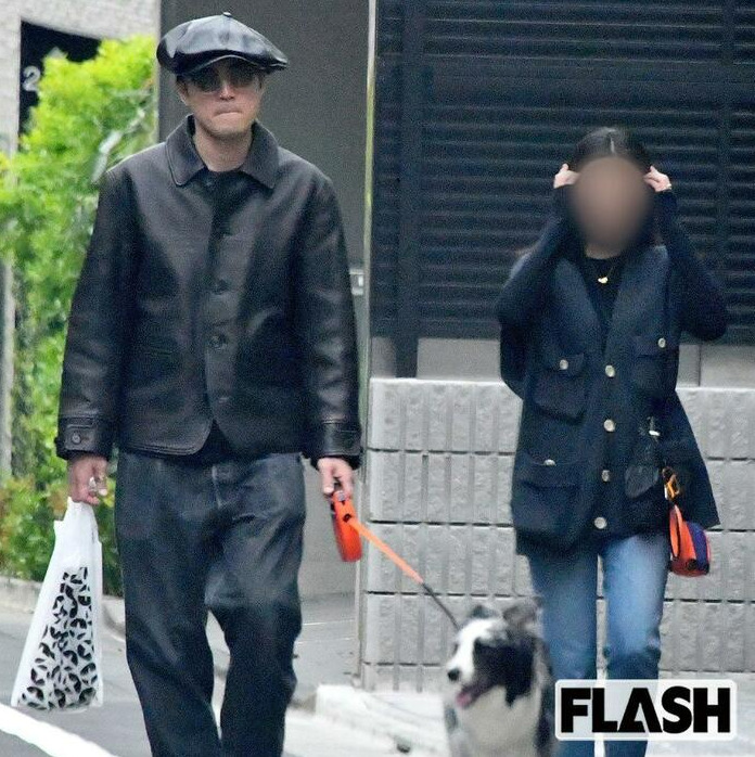 間宮祥太朗と彼女が犬の散歩をしている画像