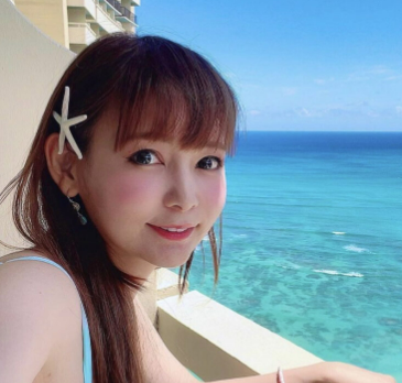 中川翔子がリゾートに居る画像