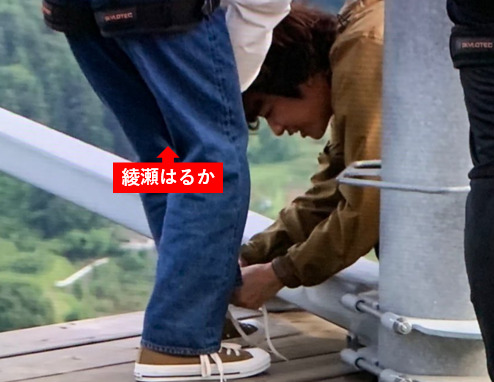佐藤健が綾瀬はるかの靴紐を結ぶ画像