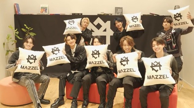 mazzelがクッション持ってる画像