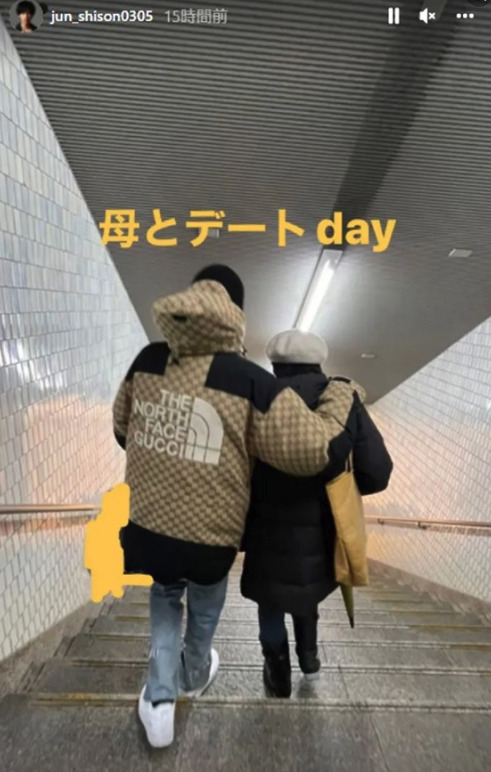 志尊淳と母親がデートしている画像